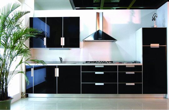 Black High Gloss Kitchen Cabinet, Best Way To Clean Shiny Black Kitchen Cupboards